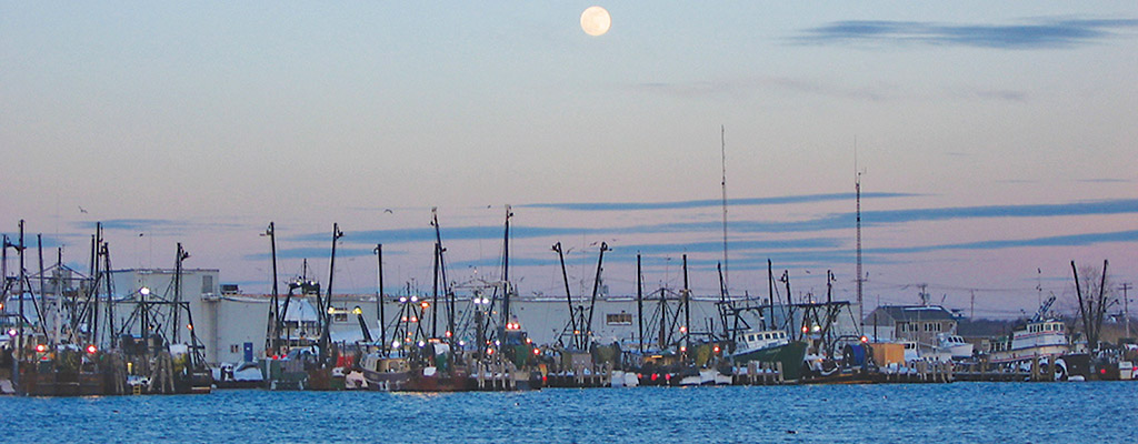 Harvesting quahogs in the waters off Rhode Island. (RI Sea Grant)