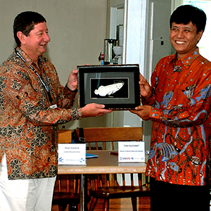 Brian Crawford, director of international programs at CRC, and Toni Ruchimat of Indonesia's Ministry of Marine Affairs and Fisheries, lead a brief ceremony at the Mosby Center on Bay Campus to begin the three-week fisheries course.